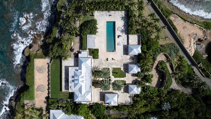 Pulau kecil Little Saint James di Kepulauan Virgin AS kembali mencuri perhatian publik. Pulau pribadi yang sebelumnya dimiliki oleh mendiang pemodal kontroversial Jeffrey Epstein itu kembali menjadi sorotan setelah citra drone terbaru menunjukkan kondisi terkini kawasan eksklusif tersebut pada Sabtu (29/11/2025). REUTERS/Marco Bello