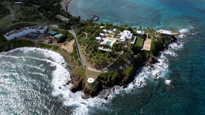 Pulau kecil Little Saint James di Kepulauan Virgin AS kembali mencuri perhatian publik. Pulau pribadi yang sebelumnya dimiliki oleh mendiang pemodal kontroversial Jeffrey Epstein itu kembali menjadi sorotan setelah citra drone terbaru menunjukkan kondisi terkini kawasan eksklusif tersebut pada Sabtu (29/11/2025). REUTERS/Marco Bello