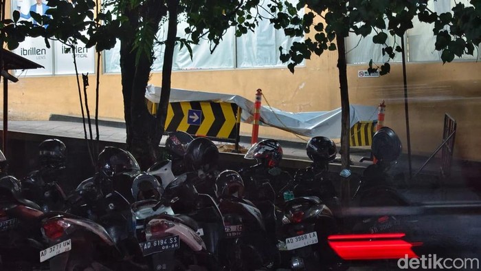 Lokasi seseorang jatuh di Neo Solo Grand Mall ditutup terpal.