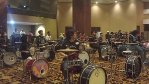 Para drummer berbagai usia memadati Auditorium Bank Mega, bersiap ngejam bareng Yoiqball dan Sandy Pas Band. Foto: Ahsan Nurrijal/detikcom