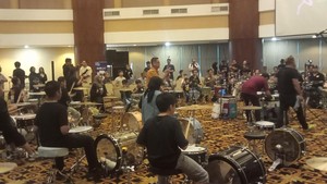 Peserta remaja sampai dewasa kompak mengenakan outfit hitam ala “Be a Rock Star” yang bikin makin keren. Foto: Ahsan Nurrijal/detikcom