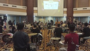 Ruangan Auditorium Menara Bank Mega penuh dengan drum set warna-warni yang bikin vibe kolaborasi makin hidup. Foto: Ahsan Nurrijal/detikcom