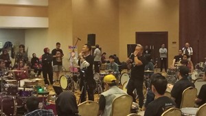 Sandy Pas Band mengambil alih, ngajarin beat Jengah sambil menekankan pentingnya feel dalam permainan. Foto: Ahsan Nurrijal/detikcom