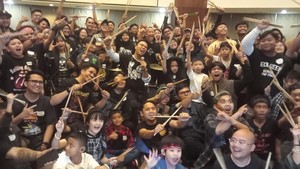 Di akhir acara, semua peserta foto bersama sambil angkat stik drum—momen euforia yang nutup sesi dengan meriah. Foto: Ahsan Nurrijal/detikcom