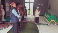 Jenazah ayah Marshanda, Irwan Yusuf, disalatkan sebelum dimakamkan. Foto: Instagram @marshanda99