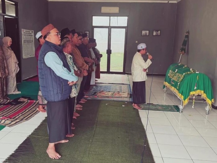 Marshanda hadiri pemakaman ayah, Irwan Yusuf di Malang.