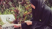 Sienna Kasyafani mengusap batu nisan kakeknya. Meski jarang bertemu, Sienna menatap dalam nisan sang kakek. Foto: Instagram @marshanda99