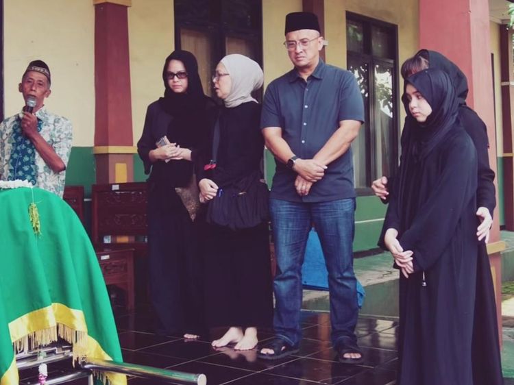 Ketika Marshanda Bersimpuh di Makam Irwan Yusuf: Terima Kasih Ayah