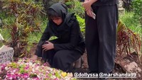 Marshanda bersimpuh sambil memandangi pusara mendiang ayah. Terlihat adiknya, Alyssa, berdiri di samping Marshanda. Foto: Instagram @marshanda99