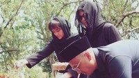 Marshanda bersama adik, Alyssa, menaburkan bunga di makam ayah. Keluarga menunggu kedatangan Marshanda dan keluarga ke Malang, baru setelah iu jenazah Irwan Yusuf dimakamkan. Foto: Instagram @marshanda99