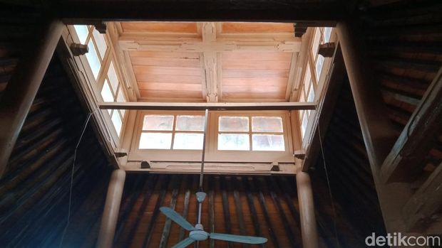 Masjid Agung Kahuman di Desa Jimbung, Kecamatan Kalikotes.