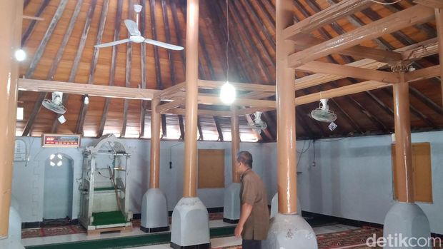 Masjid Agung Kahuman di Desa Jimbung, Kecamatan Kalikotes.