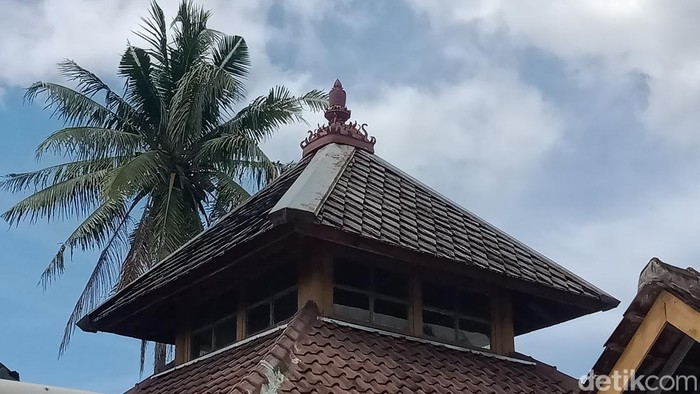 Masjid Agung Kahuman di Desa Jimbung, Kecamatan Kalikotes.