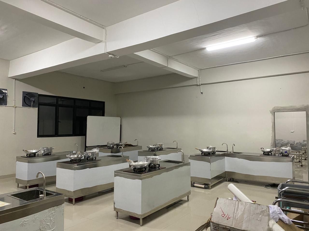 Meja Stainless Steel oleh Eric