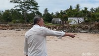 Menko Pangan Zulkifli Hasan memantau langsung aliran sungai yang meluap akibat banjir di Padang, Sumbar. (Aisyah Lutfi/detikSumut)