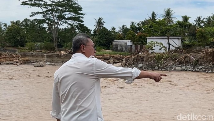 Menko Pangan Zulkifli Hasan mengunjungi posko banjir di Padang. (Aisyah Lutfi/detikSumut)