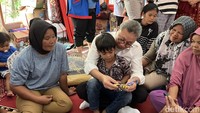 Dalam kunjungan itu Zulkifli Hasan juga bermain dengan anak korban banjir. (Aisyah Lutfi/detikSumut)