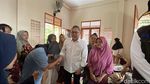 Zulhas Tinjau Posko Banjir di Padang, Temui Pengungsi