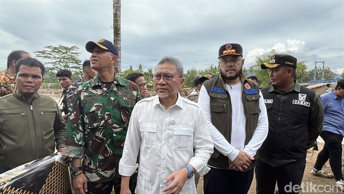 Menko Pangan Zulkifli Hasan mengunjungi posko banjir di Padang. (Aisyah Lutfi/detikSumut)