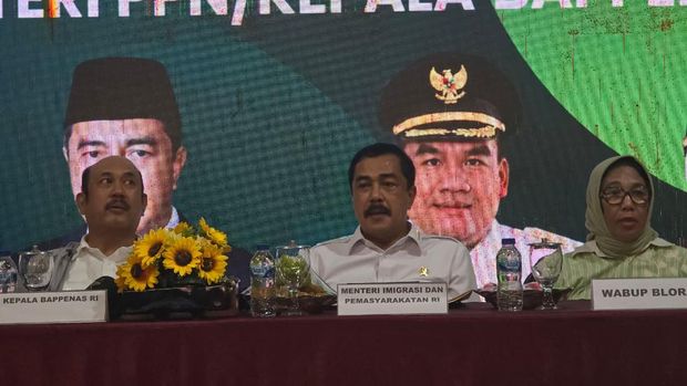 Menteri Imipas Agus Andrianto (tengah) memberikan pembekalan soal Ketahanan Pangan di Pendopo Bupati Blora, Jateng, Sabtu (30/11/2025).