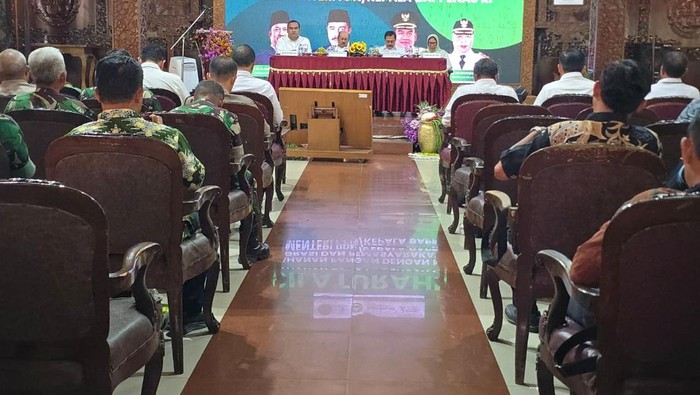 Menteri Imipas Agus Andrianto (tengah) memberikan pembekalan soal Ketahanan Pangan di Pendopo Bupati Blora, Jateng, Sabtu (30/11/2025).