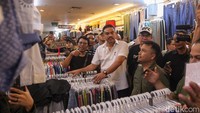 Menteri UMKM Maman Abdurrahman melihat pakaian bekas impor yang dijual di Pasar Senen, Jakarta, Minggu (30/11/2025).
