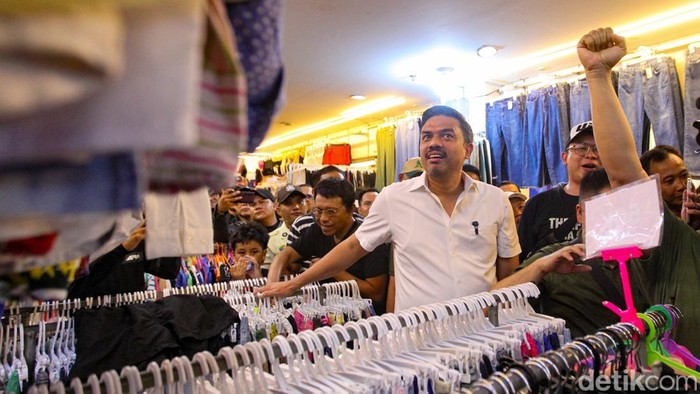 Menteri UMKM Maman Abdurrahman mengunjungi pedagang thrifing di Pasad Senen, Jakarta, Minggu (30/11/2025).