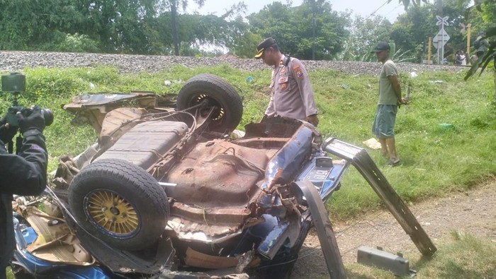 Mobil Tertabrak KA Mutiara Timur di Beji Pasuruan