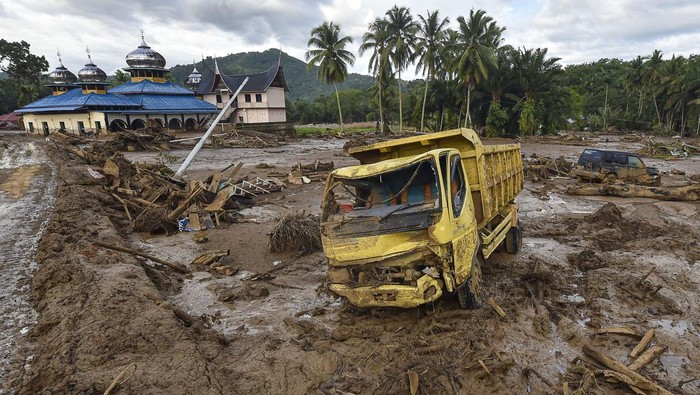Foto udara kondisi permukiman Jorong Kayu Pasak yang rusak akibat banjir bandang di Nagari Salareh Aia, Palembayan, Agam, Sumatera Barat, Minggu (30/11/2025). Data Badan Penanggulangan Bencana Daerah (BPBD) Kabupaten Agam menyebutkan hingga Minggu pagi, sebanyak 69 orang korban banjir bandang di Kecamatan Palembayan masih belum ditemukan, sejumlah personel dari BPBD setempat, TNI/Polri, dan Basarnas terus melakukan pencarian. ANTARA FOTO/Wahdi Septiawan