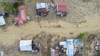 Rumah-rumah warga tampak rata dengan tanah, jalan desa tertimbun lumpur dan material kayu, sementara alur sungai yang meluap menyisakan jejak kehancuran yang jelas terlihat dari ketinggian. ANTARA FOTO/Wahdi Septiawan