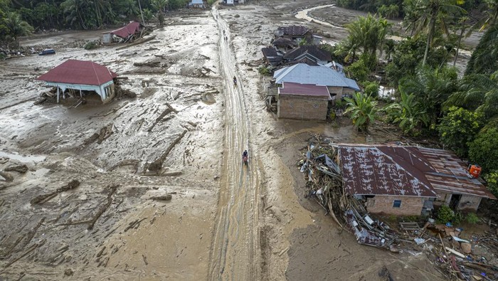 Foto udara kondisi permukiman Jorong Kayu Pasak yang rusak akibat banjir bandang di Nagari Salareh Aia, Palembayan, Agam, Sumatera Barat, Minggu (30/11/2025). Data Badan Penanggulangan Bencana Daerah (BPBD) Kabupaten Agam menyebutkan hingga Minggu pagi, sebanyak 69 orang korban banjir bandang di Kecamatan Palembayan masih belum ditemukan, sejumlah personel dari BPBD setempat, TNI/Polri, dan Basarnas terus melakukan pencarian. ANTARA FOTO/Wahdi Septiawan