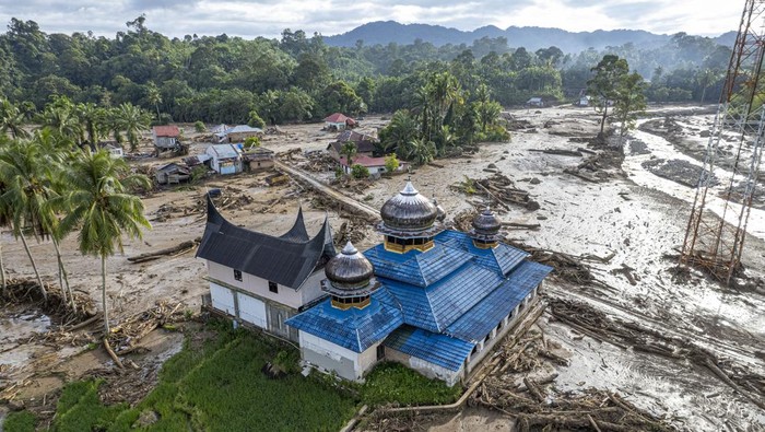 Foto udara kondisi permukiman Jorong Kayu Pasak yang rusak akibat banjir bandang di Nagari Salareh Aia, Palembayan, Agam, Sumatera Barat, Minggu (30/11/2025). Data Badan Penanggulangan Bencana Daerah (BPBD) Kabupaten Agam menyebutkan hingga Minggu pagi, sebanyak 69 orang korban banjir bandang di Kecamatan Palembayan masih belum ditemukan, sejumlah personel dari BPBD setempat, TNI/Polri, dan Basarnas terus melakukan pencarian. ANTARA FOTO/Wahdi Septiawan