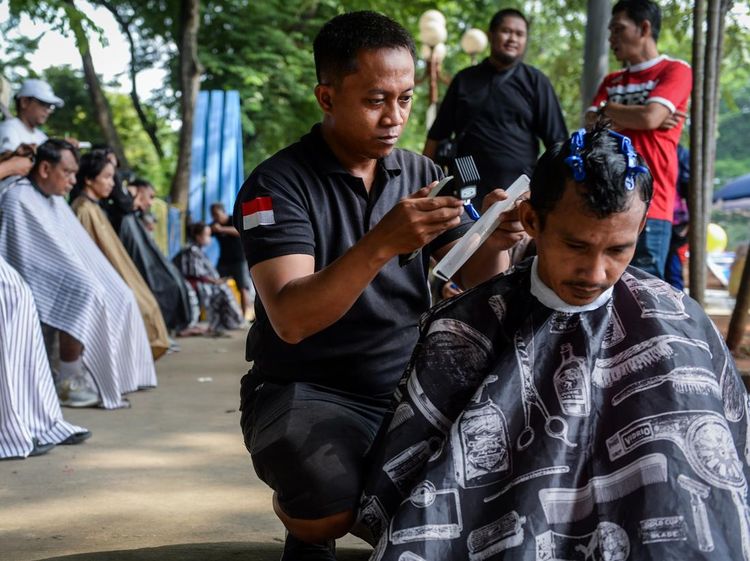 Pangkas Rambut Seikhlasnya di Tangerang, Aksi Sosial untuk Korban Bencana