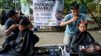 Mereka bekerja cepat dan cekatan, memberikan potongan rambut rapi bagi anak-anak maupun warga yang datang, sambil sesekali berbincang ringan untuk mencairkan suasana. Sejak pagi, antrean anak-anak hingga orang dewasa tampak memadati area panggung terbuka tempat para kapster memberikan layanan potong rambut gratis dengan donasi sukarela. ANTARA FOTO/Putra M. Akbar