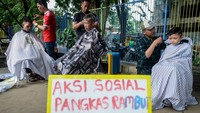 Kapster mencukur rambut warga saat aksi sosial pangkas rambut bayar seikhlasnya di Alun-alun Ahmad Yani, Kota Tangerang, Banten, Minggu (30/11/2025). Sebanyak 15 kapster yang merupakan alumni Balai Latihan Kerja (BLK) Kota Tangerang terlibat dalam kegiatan ini. ANTARA FOTO/Putra M. Akbar