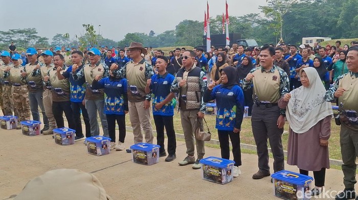 Panglima TNI Jenderal Agus Subiyanto menghadiri bakti sosial di kawasan Pusat Misi Pemeliharaan Perdamaian (PMPP) di Hambalang, Citereup, Bogor. (Sholihin/detikcom).