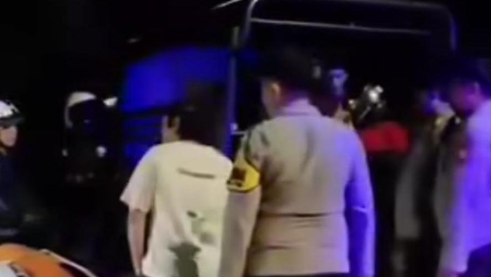 Dua kelompok pemuda terlibat saling serang menggunakan batu hingga busur panah di area Pasar Karuwisi, Kota Makassar, Sulawesi Selatan (Sulsel).