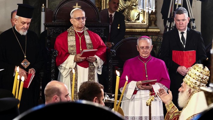 Paus Leo XIV menghadiri Liturgi Ilahi di Gereja Patriarkat St. George, Istanbul, Minggu (30/11/2025), dalam rangka perjalanan apostolik pertamanya. Kehadiran paus dalam ibadah ini menjadi momen bersejarah yang disaksikan oleh umat Katolik dan komunitas Kristen di Turki. REUTERS/Yara Nardi