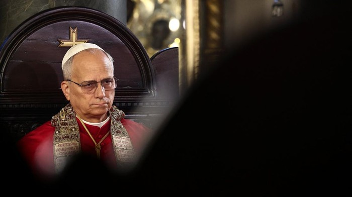 Paus Leo XIV menghadiri Liturgi Ilahi di Gereja Patriarkat St. George, Istanbul, Minggu (30/11/2025), dalam rangka perjalanan apostolik pertamanya. Kehadiran paus dalam ibadah ini menjadi momen bersejarah yang disaksikan oleh umat Katolik dan komunitas Kristen di Turki. REUTERS/Yara Nardi