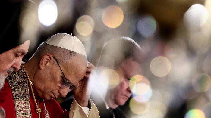 Paus Leo XIV menghadiri Liturgi Ilahi di Gereja Patriarkat St. George, Istanbul, Minggu (30/11/2025), dalam rangka perjalanan apostolik pertamanya. Kehadiran paus dalam ibadah ini menjadi momen bersejarah yang disaksikan oleh umat Katolik dan komunitas Kristen di Turki. REUTERS/Yara Nardi