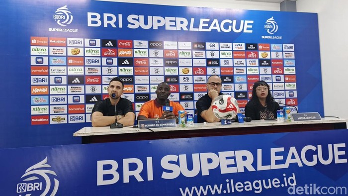 Pelatih Borneo FC Fabio Lefundez dan pemain Borneo FC Christophe Nduwarugira.