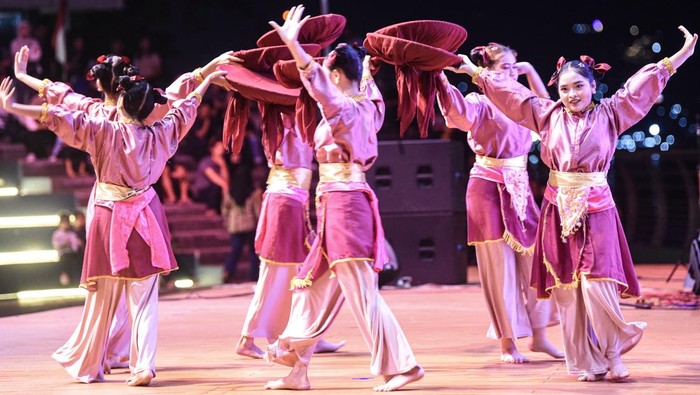 Sejumlah penari dari Sanggar Tari Sri Bangun Art menampilkan tarian Mije saat gelaran seni budaya Begenjoh 3.0 di Teras Samarinda, Samarinda, Kalimantan Timur, Sabtu (29/11/2025). Penampilan seni tari yang bertajuk Seni Paling Indah Selalu Lahir Dari Tanah Yang Dicintai itu menampilkan tujuh tarian asal Kutai yang bertujuan untuk melestarikan tarian adat Kutai. ANTARA FOTO/M Risyal Hidayat