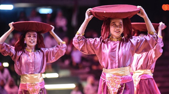 Sejumlah penari dari Sanggar Tari Sri Bangun Art menampilkan tarian Mije saat gelaran seni budaya Begenjoh 3.0 di Teras Samarinda, Samarinda, Kalimantan Timur, Sabtu (29/11/2025). Penampilan seni tari yang bertajuk Seni Paling Indah Selalu Lahir Dari Tanah Yang Dicintai itu menampilkan tujuh tarian asal Kutai yang bertujuan untuk melestarikan tarian adat Kutai. ANTARA FOTO/M Risyal Hidayat