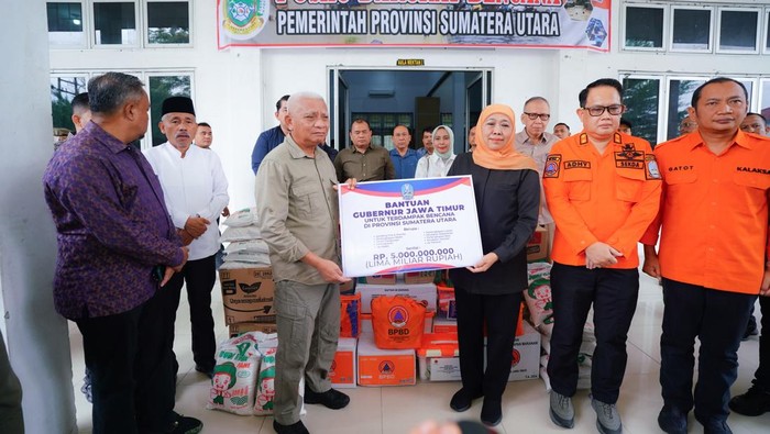 Pemprov Jatim Serahkan Bantuan Kemanusiaan Untuk Korban Bencana Sumatera