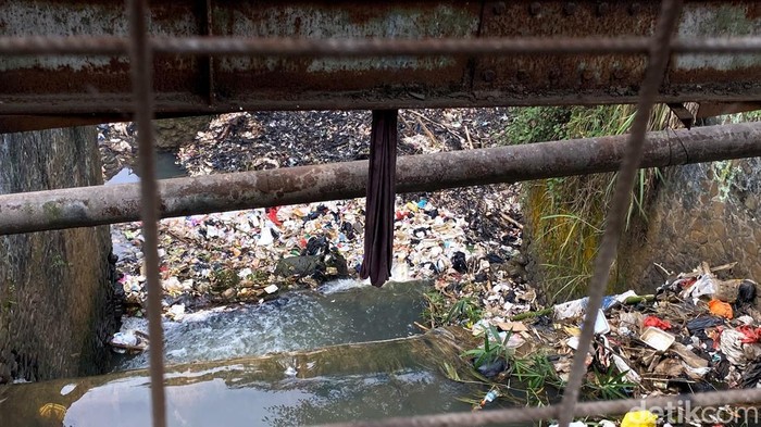 Penampakan sampah yang menumpuk di salah satu aliran sungai di Cicalengka, Bandung