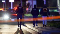 Petugas kepolisian segera dikerahkan ke lokasi setelah menerima laporan darurat. Garis polisi dipasang di sekitar area kejadian, sementara sejumlah personel tampak berjaga dan mengamankan kawasan untuk memastikan tidak ada ancaman lanjutan. Sejumlah petugas lainnya memeriksa kendaraan dan mengumpulkan keterangan saksi guna mengetahui arah pelarian pelaku. REUTERS/Fred Greaves