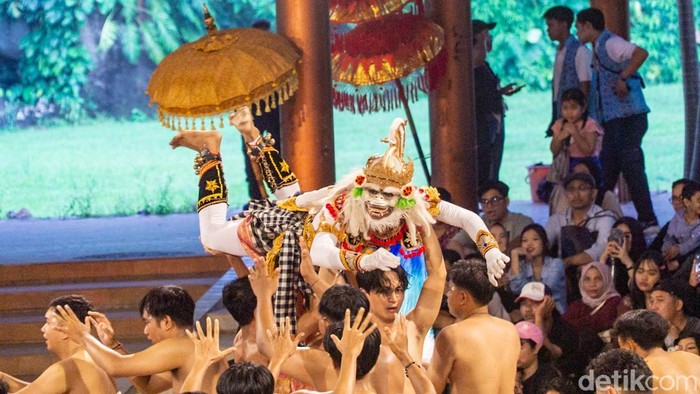 Pertunjukan tari Kecak “Rahwana Lina” berhasil menghidupkan panggung terbuka TMII pada Sabtu (29/11/2025). Sejak pertunjukan dimulai, ratusan pengunjung yang memadati area sekitar panggung tampak terpukau oleh aksi vokal dan teatrikal para penari.