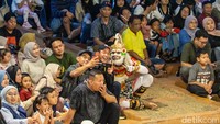 Sorak kagum penonton pecah ketika tokoh Hanoman muncul dengan gerakan energik, menjadi salah satu adegan paling mencuri perhatian dalam pementasan tersebut.