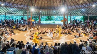 Pertunjukan Kecak 'Rahwana Lina' Pukau Ratusan Penonton di TMII