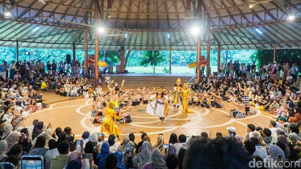 Pertunjukan Kecak Rahwana Lina Pukau Ratusan Penonton di TMII